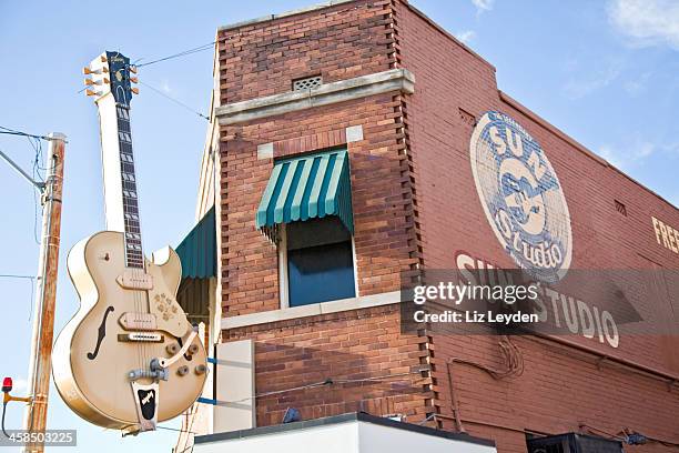 gran gibson fuera el sun studio, memphis, tennessee, ee.uu. - gibson fotografías e imágenes de stock