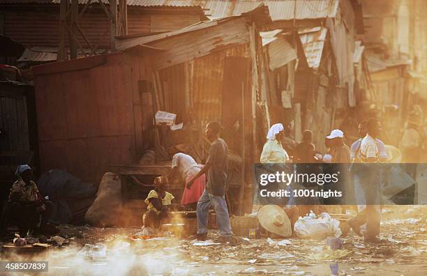 leben nach dem erdbeben haiti. - haiti earthquake stock-fotos und bilder