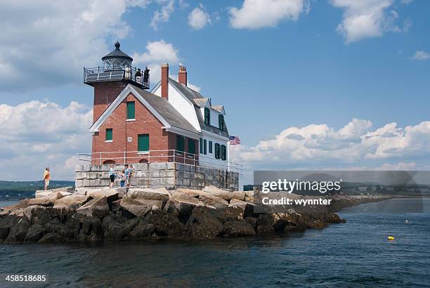 famille visite rockland breakwater phare, dans le maine - groyne photos et images de collection