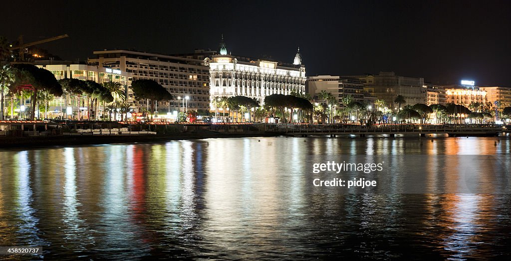 Promenade de La Croisette à Cannes, France, de nuit