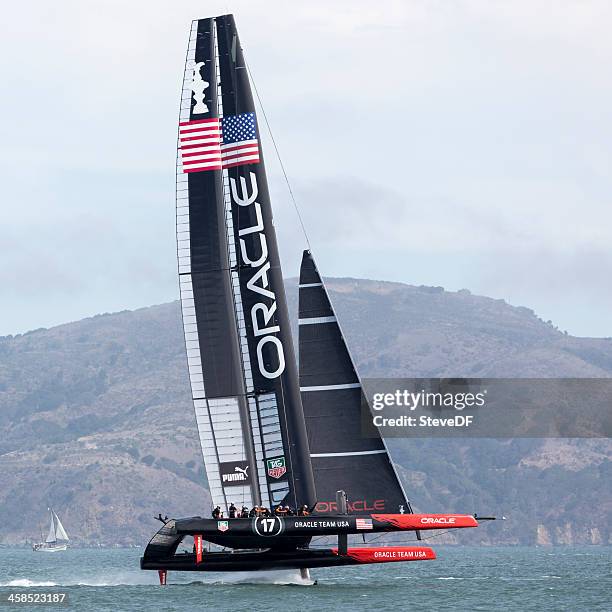 team oracle's 72 foot america's cup catamaran out training - catamaran stockfoto's en -beelden