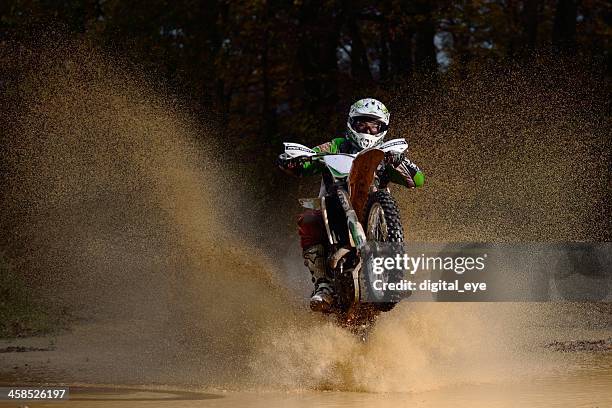 piloto e água splash - motocross imagens e fotografias de stock