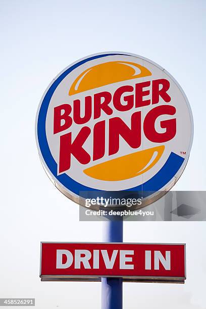 burger king drive en la señal - burger king fotografías e imágenes de stock