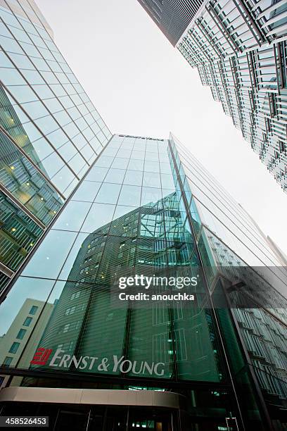 ernst & young headquarters, london - ernst & young stockfoto's en -beelden