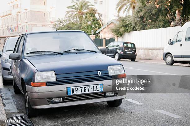 renault r5 geparkt auf der straße in frankreich - renault 5 stock-fotos und bilder