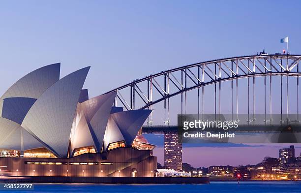 teatro de la ópera de sydney en australia y puente del puerto - puente del puerto de sidney fotografías e imágenes de stock
