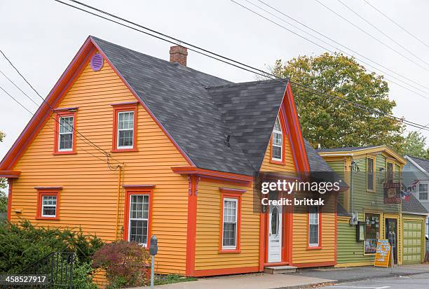 maison colorée de classée au patrimoine mondial de l'unesco lunenburg, nova scotia, canada - lunenburg-nova-scotia photos et images de collection