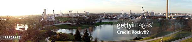 olympiastadion in münchen bei sonnenuntergang - olympischer park veranstaltungsort stock-fotos und bilder