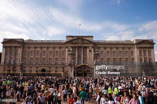 buckingham palace - buckingham palace tourists stock pictures, royalty-free photos & images