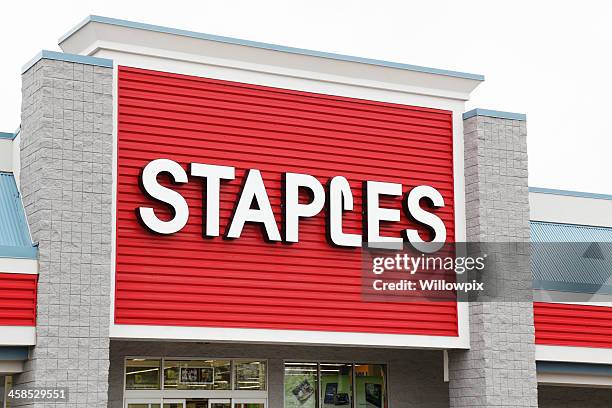 staples retail store logo sign - horizontal - stapel stock pictures, royalty-free photos & images