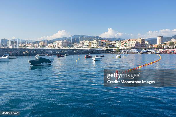 lavagna sur la riviera di levante, italie - liguria stock photos et images de collection