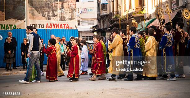 epitaph procession of st minas church, thessaloniki - altar boy stockfoto's en -beelden