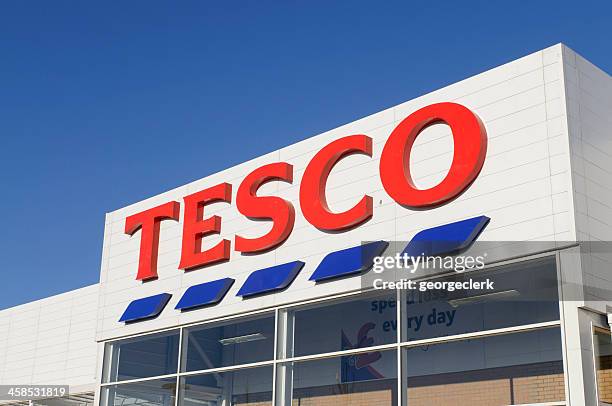 tesco supermercado shopfront - tesco-shop imagens e fotografias de stock