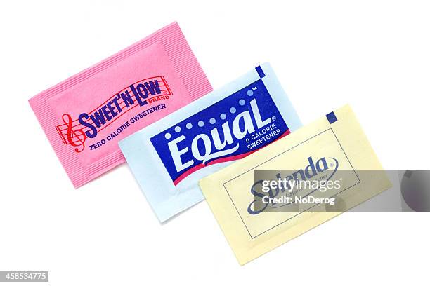 sweet n low, equal, and splenda artificial sweeteners - sachet stockfoto's en -beelden