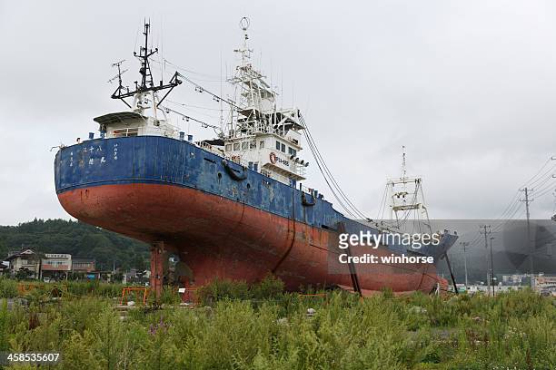 grounded fish boat in kesennuma, japan - 2011 tohoku earthquake and tsunami stock pictures, royalty-free photos & images