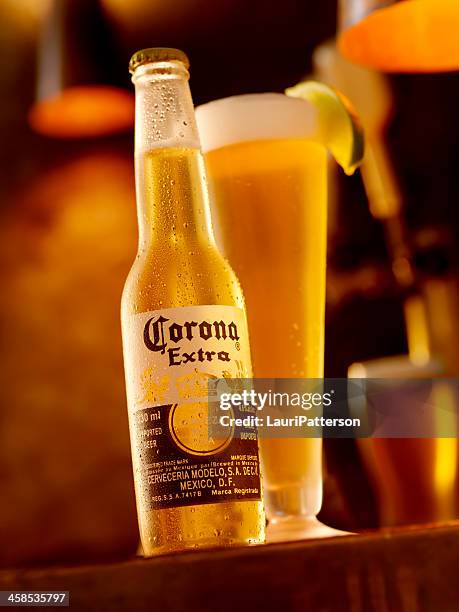 ice cold bottle of corona beer - corona 個照片及圖片檔