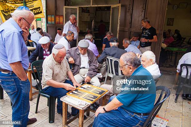 seniors playing backgammon (shesh besh) - backgammon 個照片及圖片檔