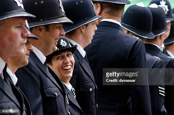 linie der polizei bei der königlichen hochzeit in london - bobby stock-fotos und bilder