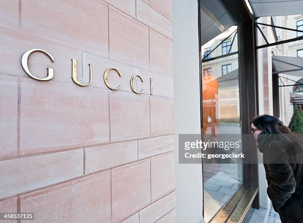gucci schaufensterbummel - designer label stock-fotos und bilder