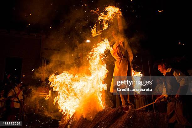burning witches - heks stockfoto's en -beelden