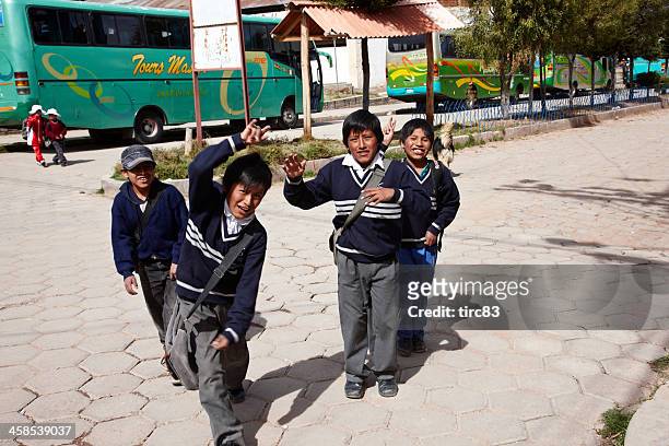 bolivianische schuljungen erschüttert verlassen der schule für den tag - bolivianischer abstammung stock-fotos und bilder
