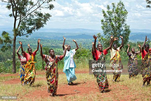 gruppe von frauen, die durchführung einer traditionellen tanz, burundi, afrika - burundi ostafrika stock-fotos und bilder