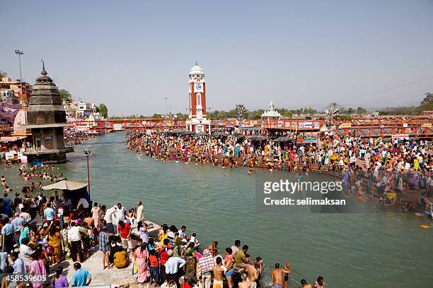 large crowd of pilgrims bathing in ganges for kumbh mela - haridwar 個照片及圖片檔