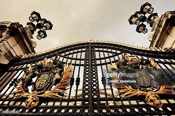 el palacio de buckingham puerta, london - buckingham palace fotografías e imágenes de stock