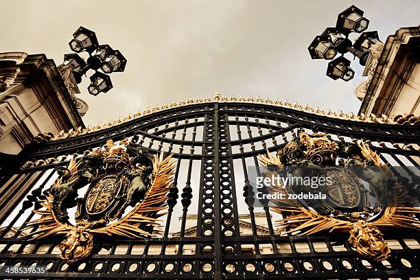 buckingham palace gate, london - buckingham palace gate stock pictures, royalty-free photos & images