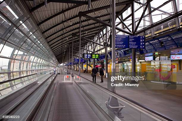 flughafen leipzig-terminal, deutschland - flughafen leipzig stock-fotos und bilder