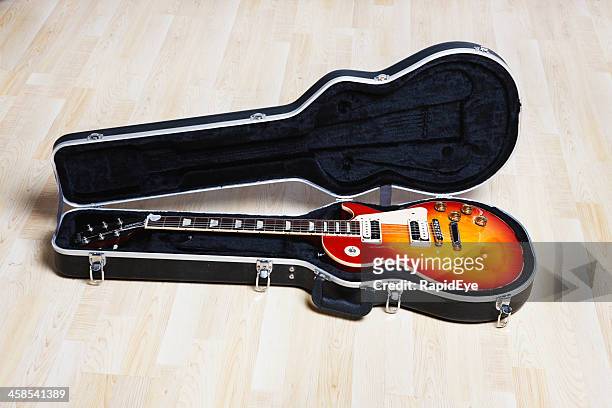 guitarra gibson les paul estándar en caso de - gibson les paul fotografías e imágenes de stock
