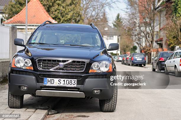 volvo xc90 auf der straße - parkplatz stock-fotos und bilder