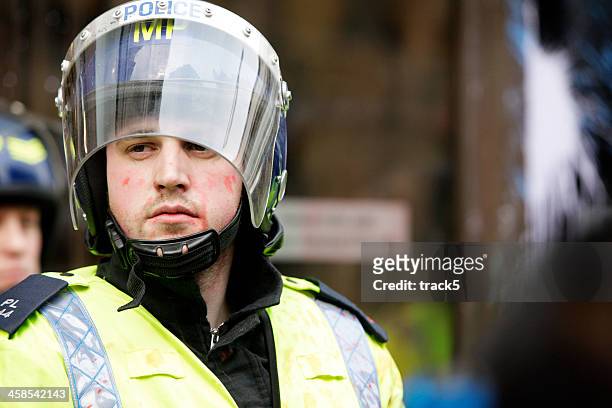ロンドン policeman 暴動 - london police ストックフォトと画像