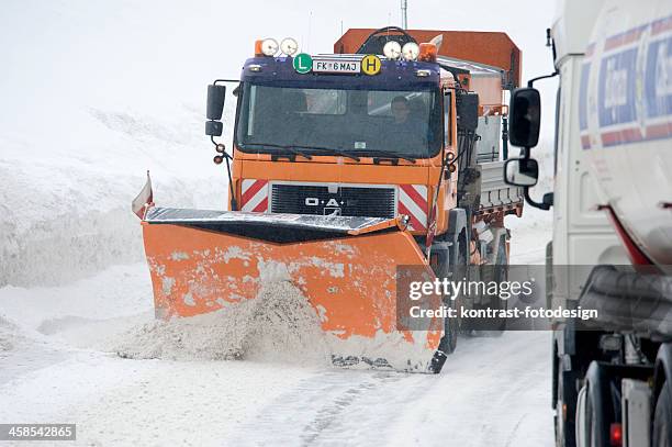 neve arado no riezlern, áustria. más condições da estrada. - riezlern imagens e fotografias de stock