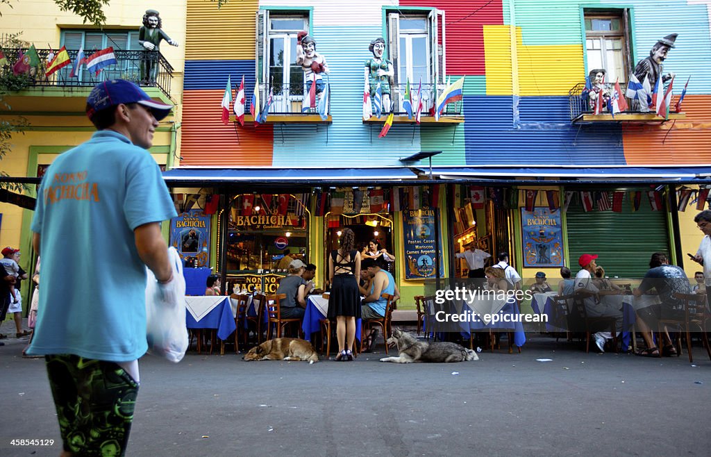 Farbenfrohen restaurant im historischen Viertel La Boca""