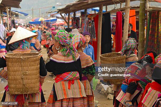 flor hmong mujer en vestido tradicional en el mercado, vietnam - sa pa fotografías e imágenes de stock