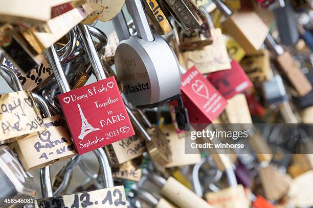 liebe vorhängeschlösser auf brücke pont des arts in paris - le pont des arts and the love padlocks in paris stock-fotos und bilder