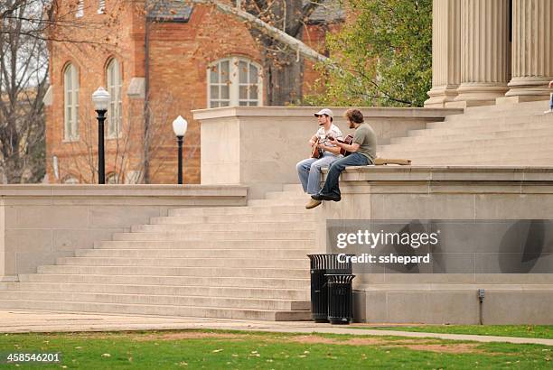 alunos a tocar guitarra no campus - university of alabama imagens e fotografias de stock