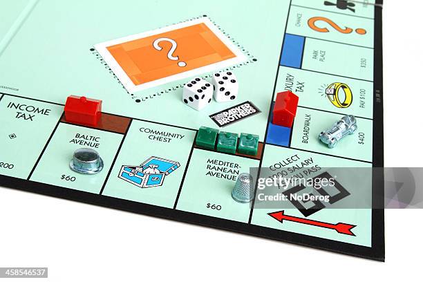 monopoly-spiel mit go square und teile - monopoly board game stock-fotos und bilder