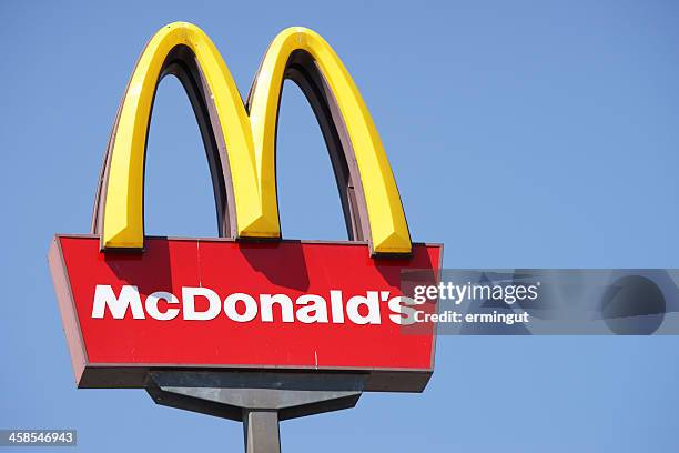 nahaufnahme mcdonalds außen-schild gegen blauen himmel - mcdonald's stock-fotos und bilder