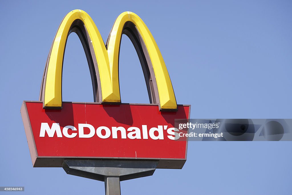 Close-up do McDonalds sinal outdoor contra o céu azul
