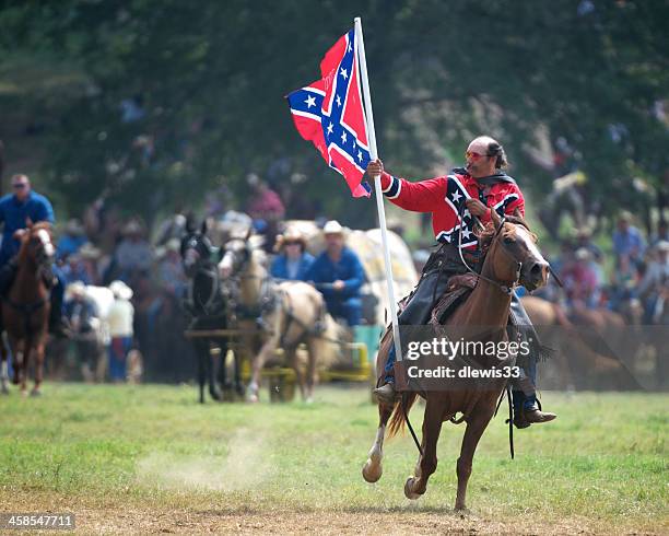 wir präsentieren die rebellen-flagge - confederate flag stock-fotos und bilder