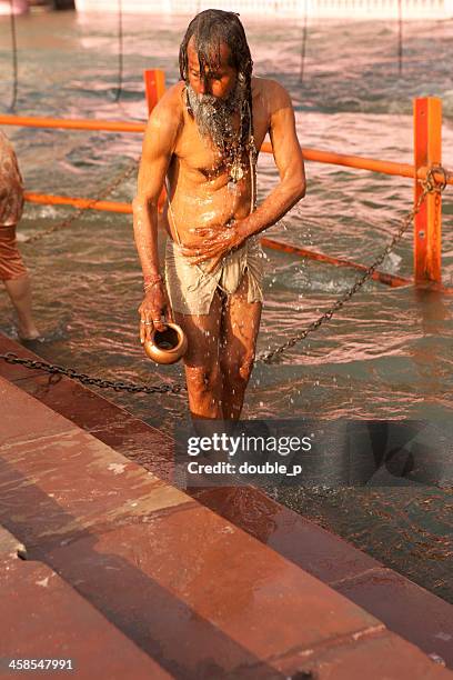 pilgrim bathing in the ganges at haridwar - haridwar 個照片及圖片檔