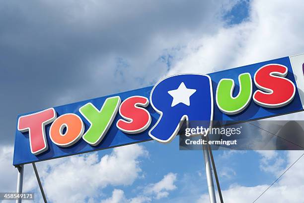 toys r us logo contre ciel ocellé - toys r us photos et images de collection
