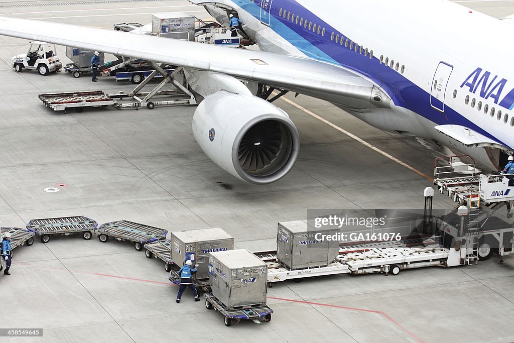 A carregar a carga para ANA avião no Aeroporto Haneda