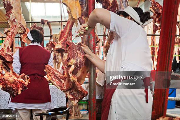 mi riferisco agli artigiani macellai di carne di cavallo zelyony bazaar - carne di cavallo foto e immagini stock