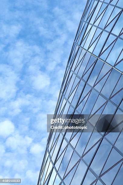 swiss re-gebäude in der innenstadt von london - wolkenkratzer swiss re tower stock-fotos und bilder