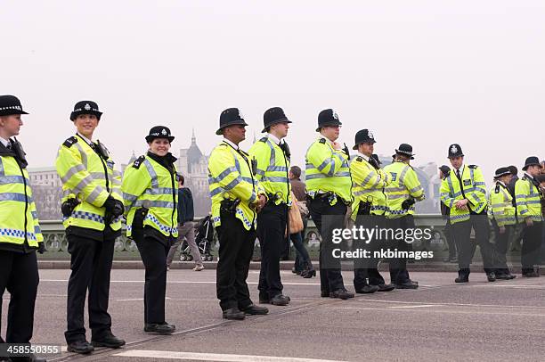 ロンドンの警察ブロッキング westminster bridge に抗議活動 - london police ストックフォトと画像