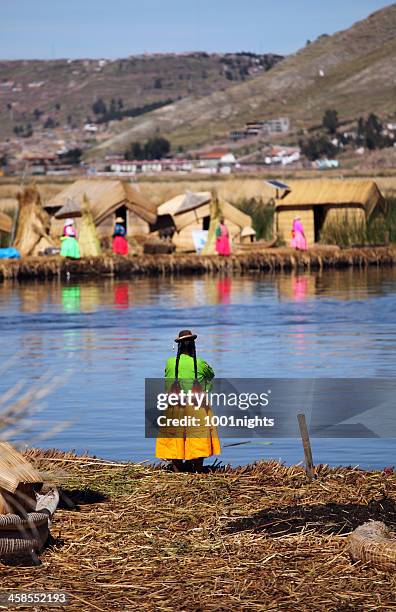 village at típica islas de uros - lago titicaca fotografías e imágenes de stock