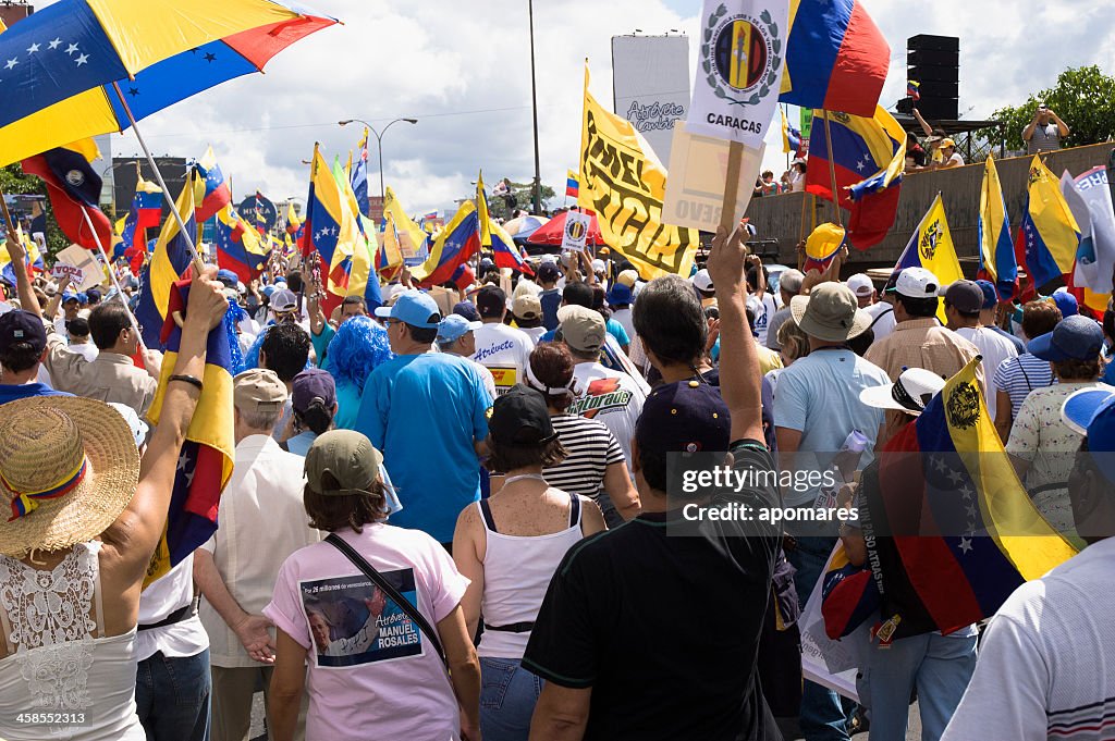 Protesters contre le gouvernement vénézuélien multitudinous dans parade
